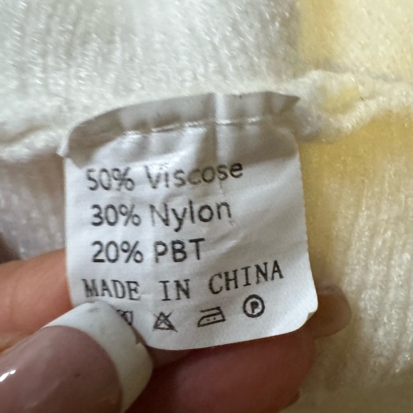 Curvy Cream Turtle neck sweater size extra small oversized. - Picture 12 of 14